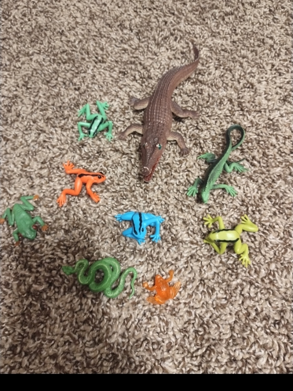 9 plastic reptile toys